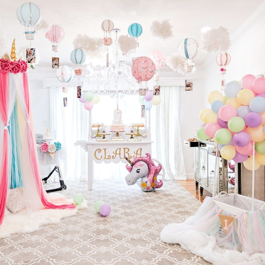 Fête de rêve avec licorne pastel et montgolfière