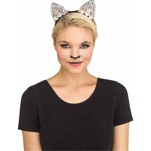 Oreilles de chat noires ornées de bijoux