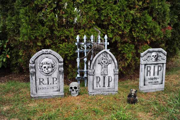 22-Inch Photoreal Skull Halloween Tombstone
